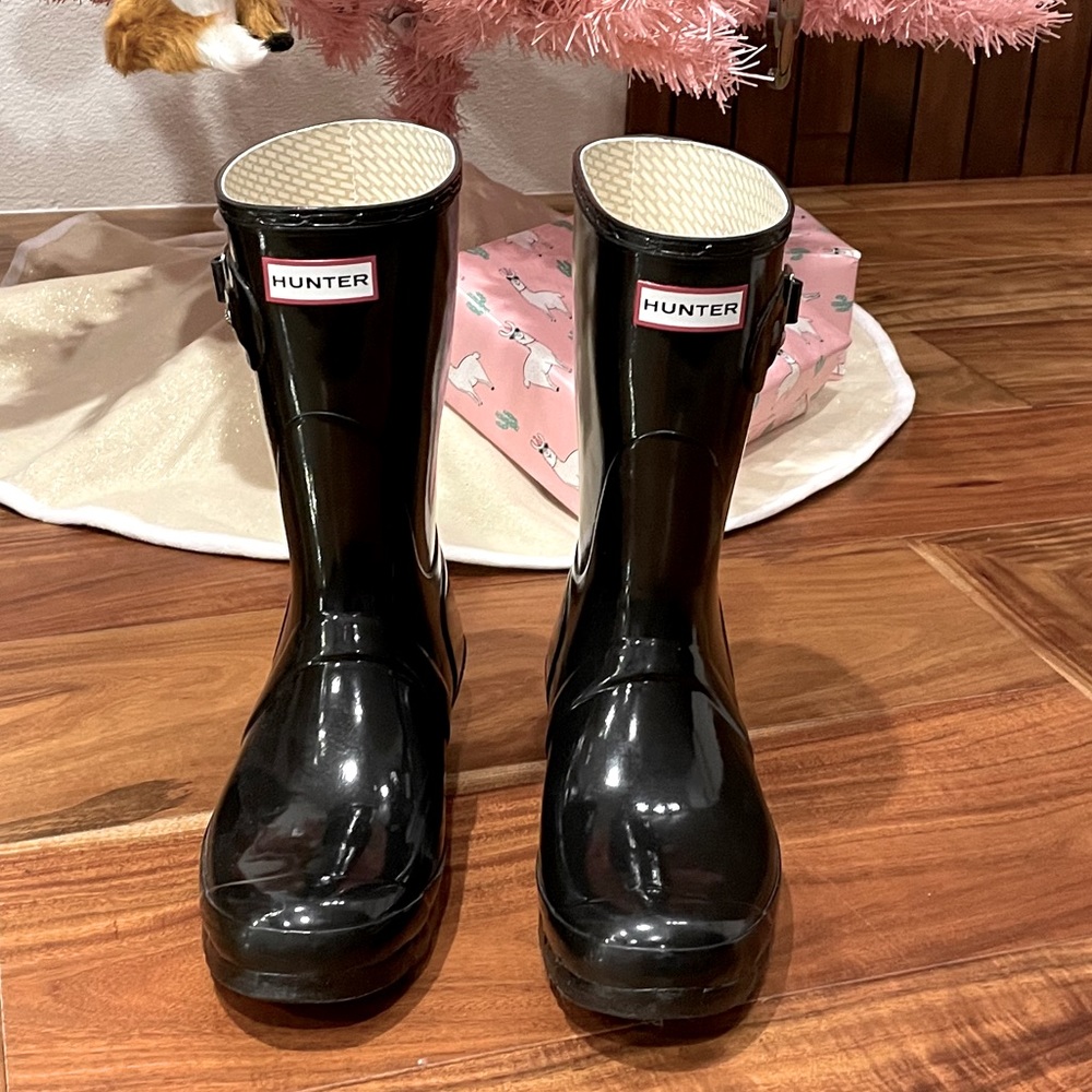 Like-new Hunter Short Gloss Rain Boots Black, W 9